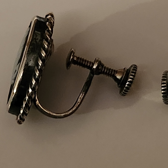 Wedgewood Sterling Screwback Earrings - Picture 11 of 15